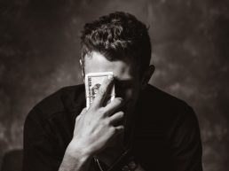 man holding banknote {{brizy_dc_image_alt entityId=